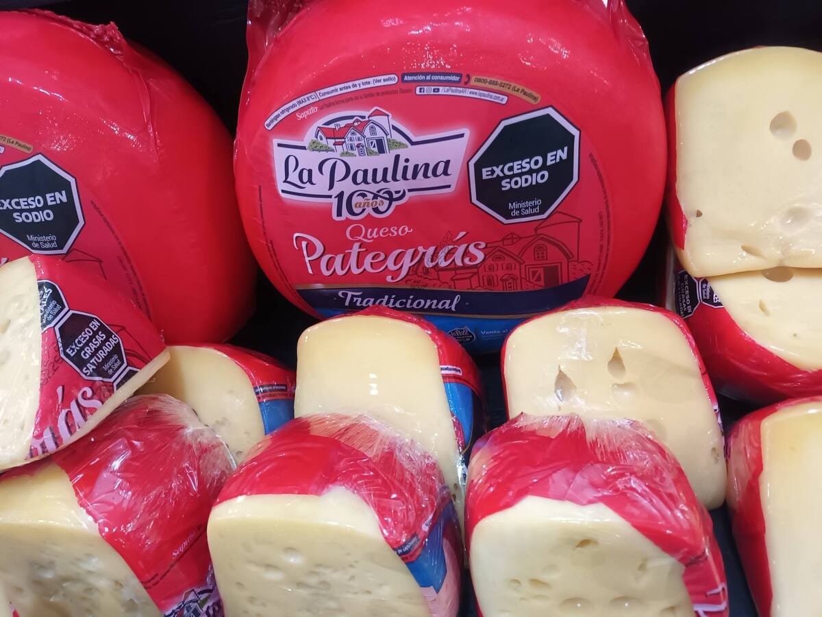 Hormas y trozos de queso con sellos de exceso en sodio, alimento no recomendado para gallinas