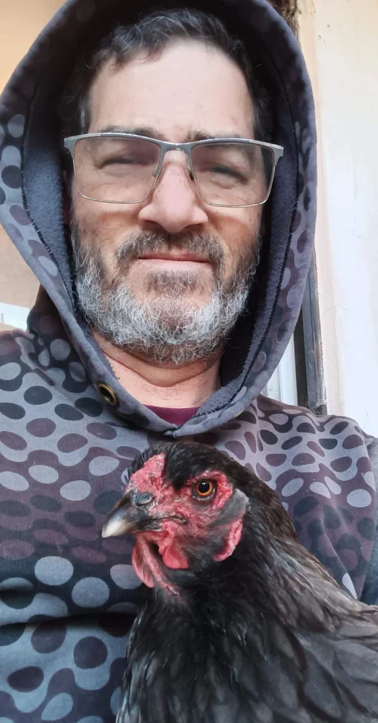 Fer Gallinas con una de sus gallinas negras en brazos