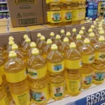 Botellas de aceite de girasol en la góndola de un supermercado