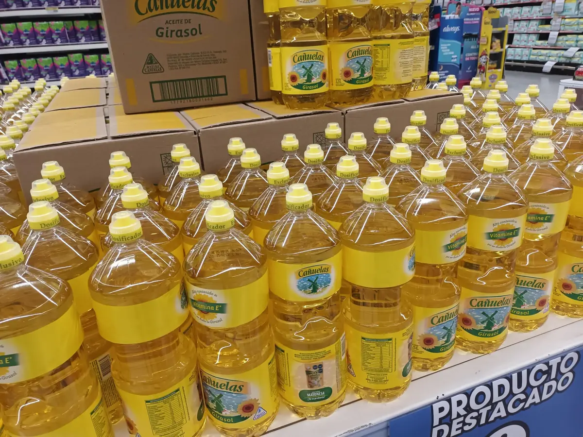 Botellas de aceite de girasol en la góndola de un supermercado