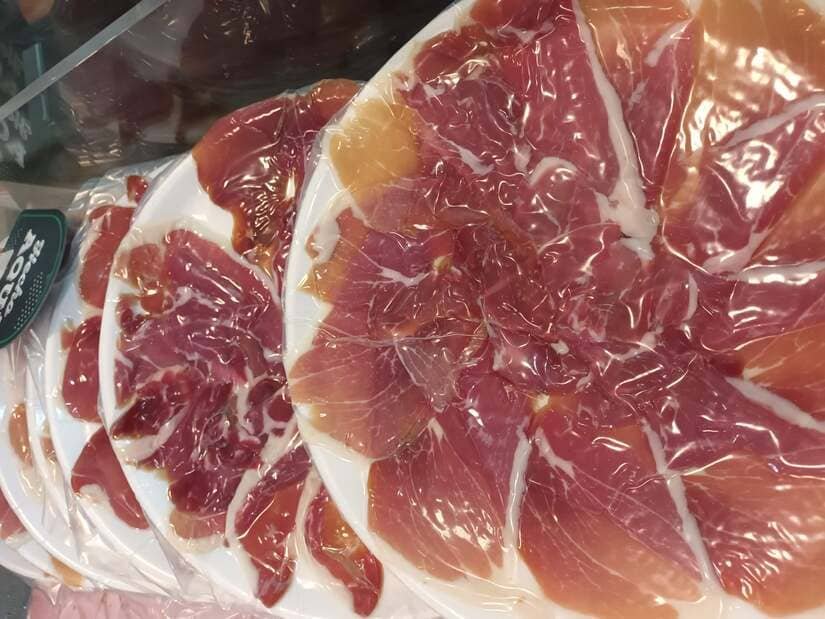 Jamón crudo en fetas como alimento que pueden comer las gallinas